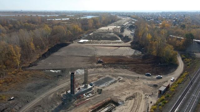 Укладка асфальта на дороге, которая соединит два строящихся путепровода