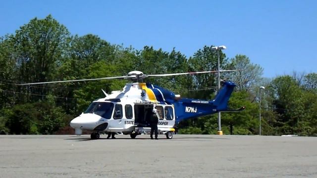 nj state troopers land a helicopter in the livingston mall parking lot смотреть онлайн