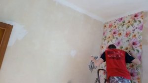 Клею обои на кухне.  Подборка обоев, подгонка и подрезка.