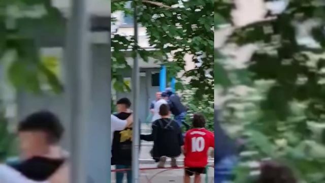 В Евпатории пьяный мужик напал на детей с ножом смотреть онлайн