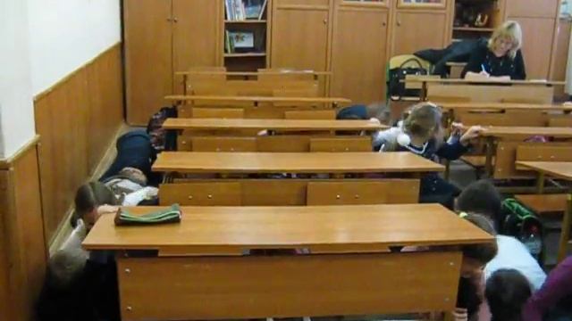 Учим Правила дорожного движения с детьми ! Осторожно на дороге смотреть онлайн