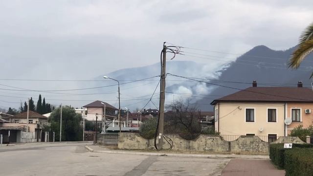 SOS!!!! Пожар в Гаграх ширится! Где же помощь???!! смотреть онлайн