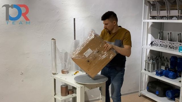 Упаковка коробок в стрейч пленку. Упаковочный станок 4eco112 смотреть онлайн