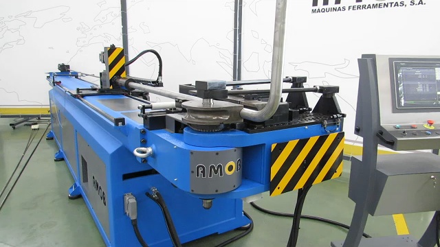 Автоматический дорновый трубогибочный станок (трубогиб) с ЧПУ CH60-CNC для гибки дорожных ограждений смотреть онлайн