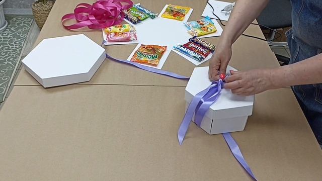 как крепить шоколадки и ленты на коробку-раскладушку смотреть онлайн