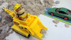 Щенячий Патруль игрушки - Крепыш и его РАБОЧАЯ МАШИНА. Paw Patrol Ultimate Rescue Construction Truc