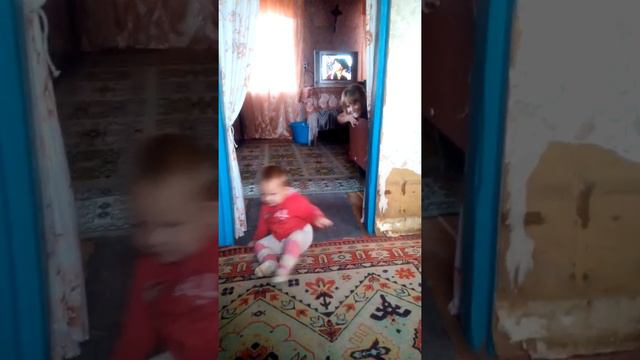 Ползает на попе смотреть онлайн