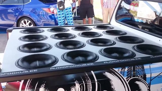 16 сабвуферов GLADEN SQX 12 EXTREME в пикапе Skoda смотреть онлайн