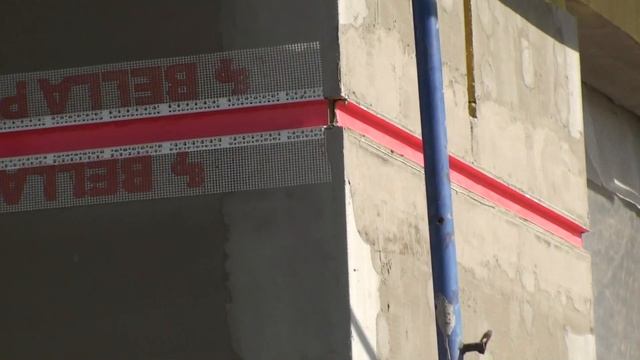 В минеральной вате Baswool ребята режут русты, технология Мокрого фасада смотреть онлайн