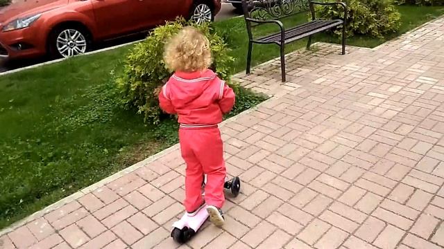 VLOG Ищем и покупаем самокат. Трюки на самокате в два года! Buying scooter смотреть онлайн