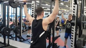 ШИРОКИЕ ПЛЕЧИ ОБЕСПЕЧЕНЫ. АРМЕЙСКИЙ ЖИМ ИЛИ ЖИМ ШТАНГИ СТОЯ