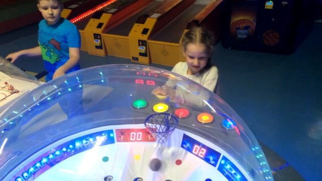 Парк аттракционов Питерлэнд.Аня и Настя играют в детские игровые автоматы смотреть онлайн