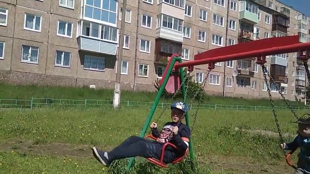 Витя и Саша качаются на качелях в парке смотреть онлайн