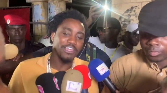 Du jamais vue l’arrivée de Wally seck devant le public de thies смотреть онлайн