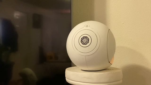 Devialet Phantom 1 Gold Bluetooth speaker Hanging - Giovani смотреть онлайн
