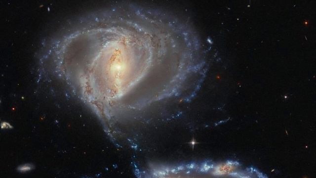 Космический телескоп Хаббл обнаружил неожиданное трио галактик смотреть онлайн