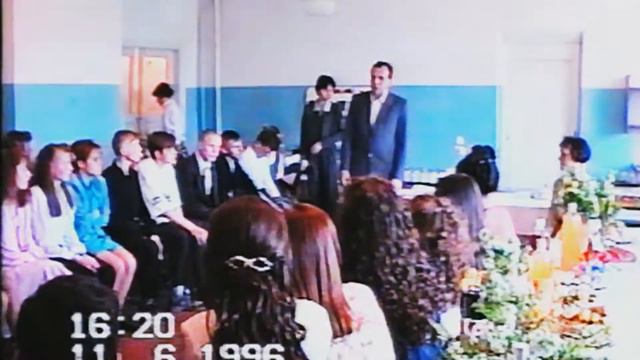 Кадры выпускного. Школа № 8. Сыктывкар. Прошлый век* смотреть онлайн