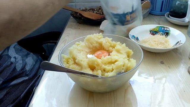 Котлеты из картошки,с грибами,сыром и фаршем.быстро и вкусно! смотреть онлайн