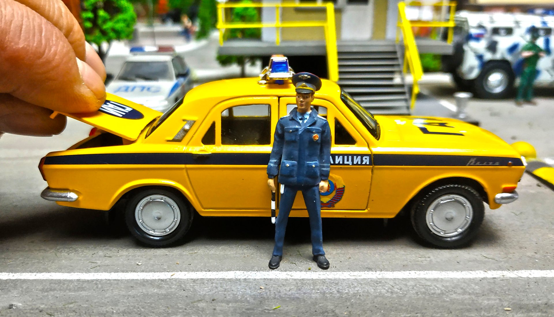 Едет ПОЛИЦЕЙСКАЯ МАШИНА на аварию! Звук сирены. Про машинки. смотреть онлайн