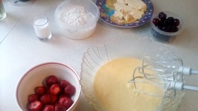 Пирог клубнично-вишневый. смотреть онлайн