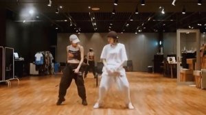 Lili's Film | City girl's  Blackpink Lisa Dance practice video |Lalisa Manoban being herself ?