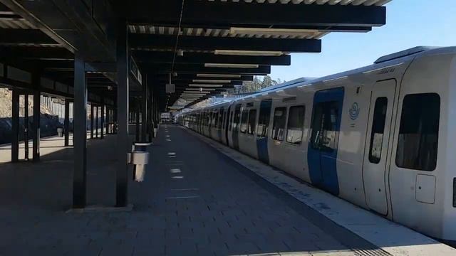 Vårby Gård Tunnelbanestation Med C20 C30. смотреть онлайн