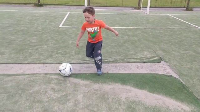 Учимся играть в футбол. Влог будущего футболиста. Тренировка во дворе. смотреть онлайн