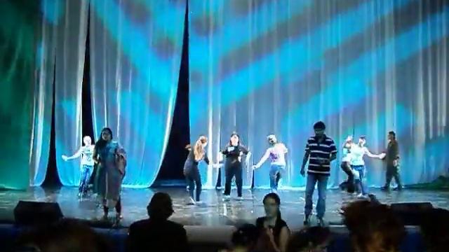 "Предчувствие любви" с певцами не до конца.AVI смотреть онлайн