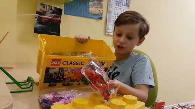 Распаковка и краткий обзор деталей LEGO Classic 10698. Большая креативная коробка смотреть онлайн