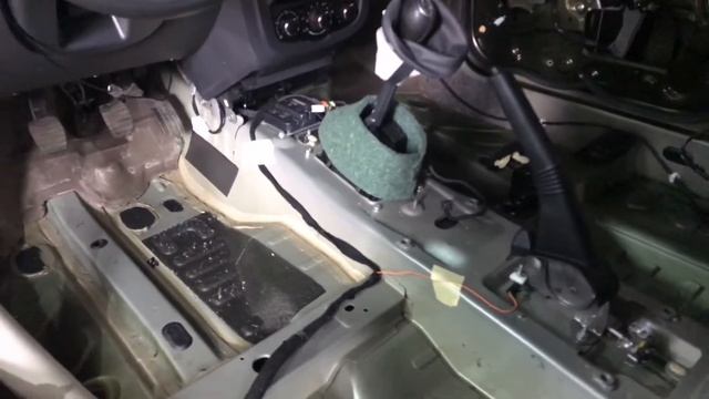 Проклеиваем шумоизоляцией Рено Дастер от пола до потолка, не забывая про двери и багажник смотреть онлайн