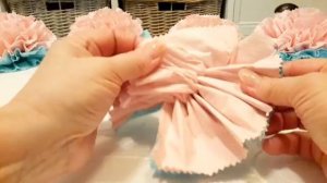 КАК СДЕЛАТЬ ЦВЕТЫ ИЗ САЛФЕТОК БЕЗ СТЕПЛЕРА .. HOW TO MAKE THE FLOWERS FROM TISSUES