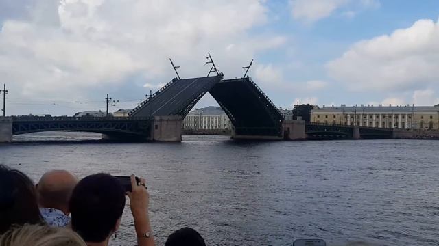 Развод Дворцового моста днем. День ВМФ 31.7.2016 смотреть онлайн