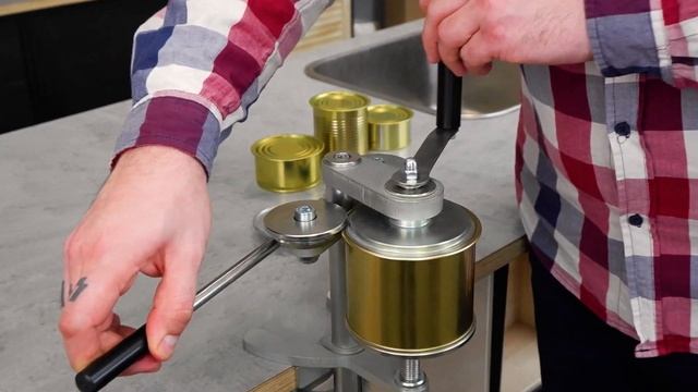 Закаточная машинка для жестяных банок.