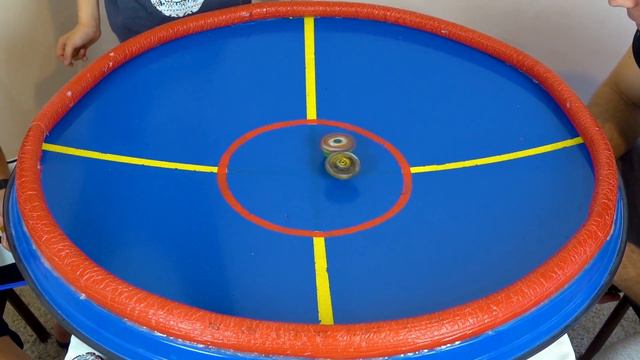 Чей БАТЯ КРУЧЕ играет в бейблейд Beyblade Burst Turbo battle Big Stadium смотреть онлайн