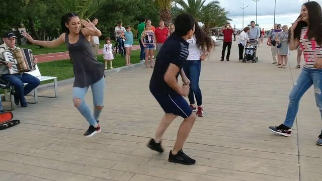 Подростки танцуют на набережной смотреть онлайн