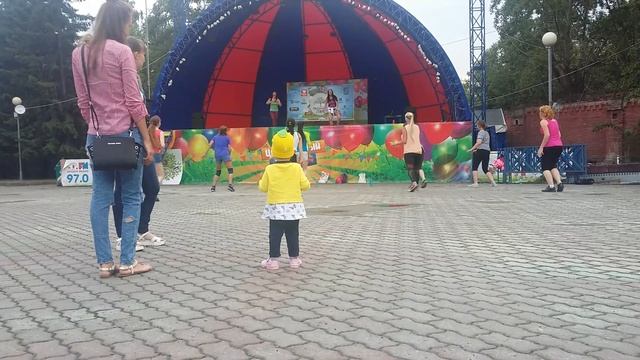 Девочка танцует Zumba в полтора годика. Красноярск смотреть онлайн