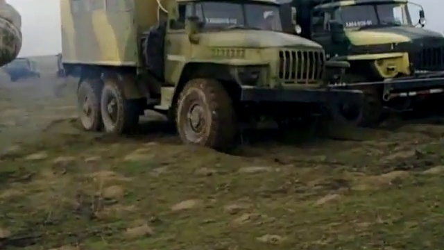 Автомобили Камаз и Урал буксуют в грязи смотреть онлайн