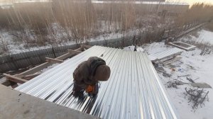 Монтаж профлиста на крышу своими руками одним человеком..