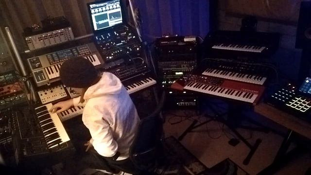 Jamming with 10 Synthesizers (4) смотреть онлайн