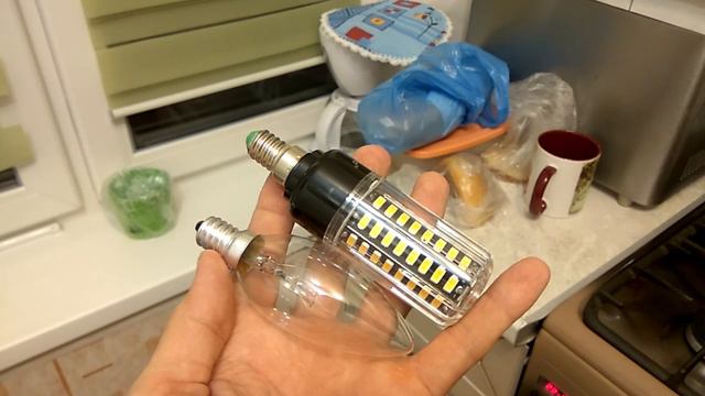 Поставил светодиодную лампу в кухонную вытяжку вместо лампы накаливания. 12042018.