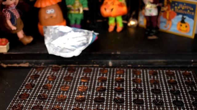 Barbie Sister goes Trick or Treating at a Haunted House -The Mystery of the Spooky Mansion смотреть онлайн