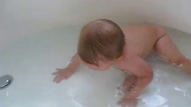 Blowing Bubbles in Bathtub смотреть онлайн