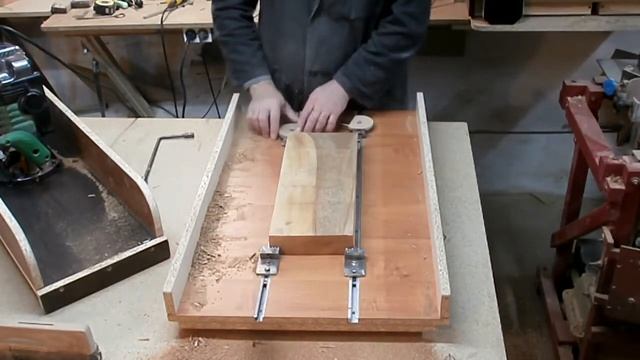 Обработка плоскости ручным фрезером. Planing with router jig. смотреть онлайн