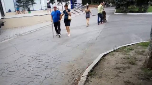 Фура перекрыла весь тротуар г. Кишинев Видео1 смотреть онлайн