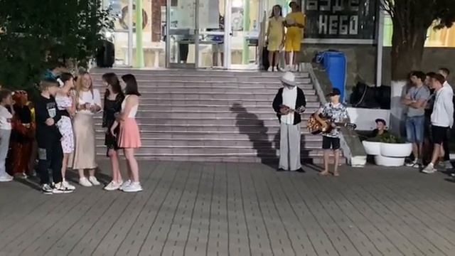 Мистер и Мисс лагеря в роли мультяшных персонажей" смотреть онлайн