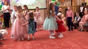 "Лапушки" в гостях у выпускников. Танец малышей с выпускниками (сл. Л. Кнорозова, муз. Л. Горцуева)