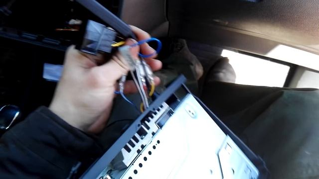 Установка магнитолы шкода фабиа. Installing the radio in a Skoda Fabia. смотреть онлайн