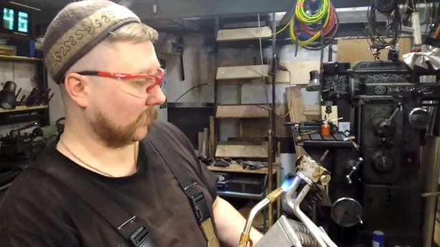 Попытка сбить окислы алюминия с болтов смотреть онлайн