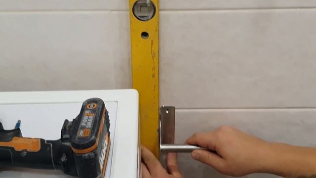 Как установить держатель для туалетной бумаги? смотреть онлайн