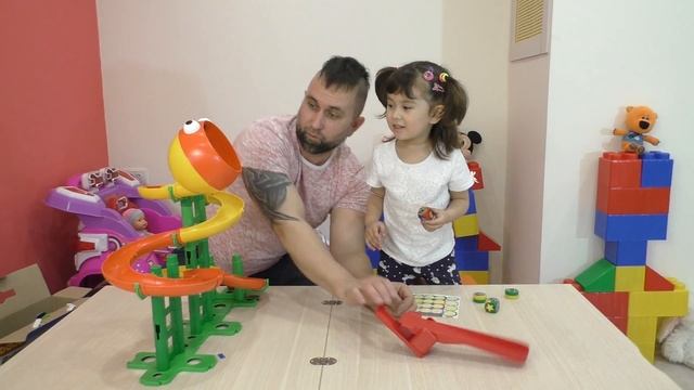 Игра Голодный Питон / Ангела и папа играют с новой горкой смотреть онлайн